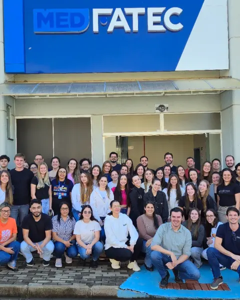 Turma de Medicina reunida em frente ao prédio MED FATEC