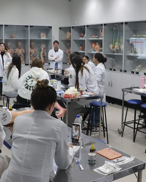 Aula prática de suturas no laboratório de habilidades