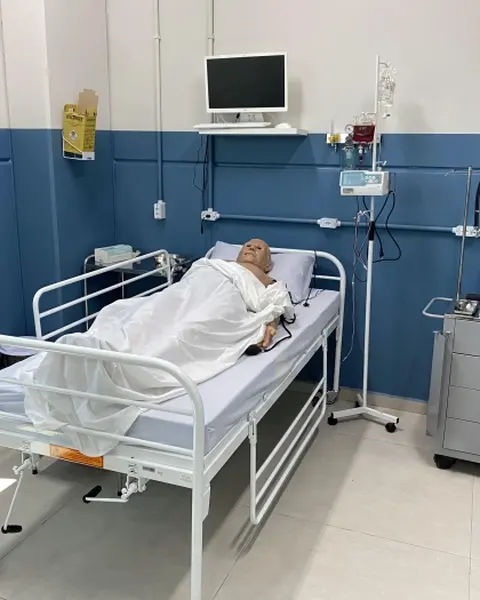 Sala de simulação realística com manequim em leito hospitalar