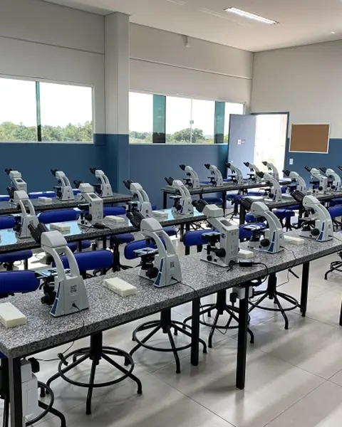 Laboratório de microscopia com bancadas equipadas