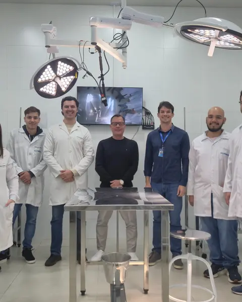 Coordenação e alunos reunidos no centro cirúrgico da FATEC