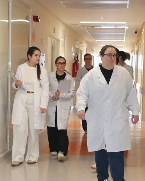 Acadêmicas de Medicina na rotina do hospital