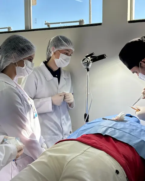 Procedimento supervisionado com alunos da Medicina FATEC