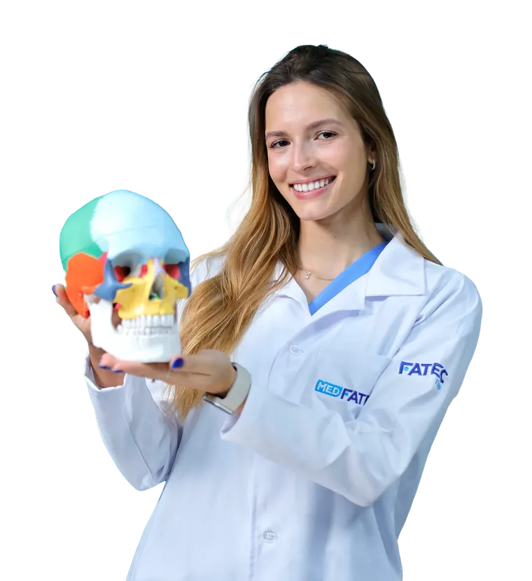 Estudante de Medicina da FATEC segurando um crânio anatômico